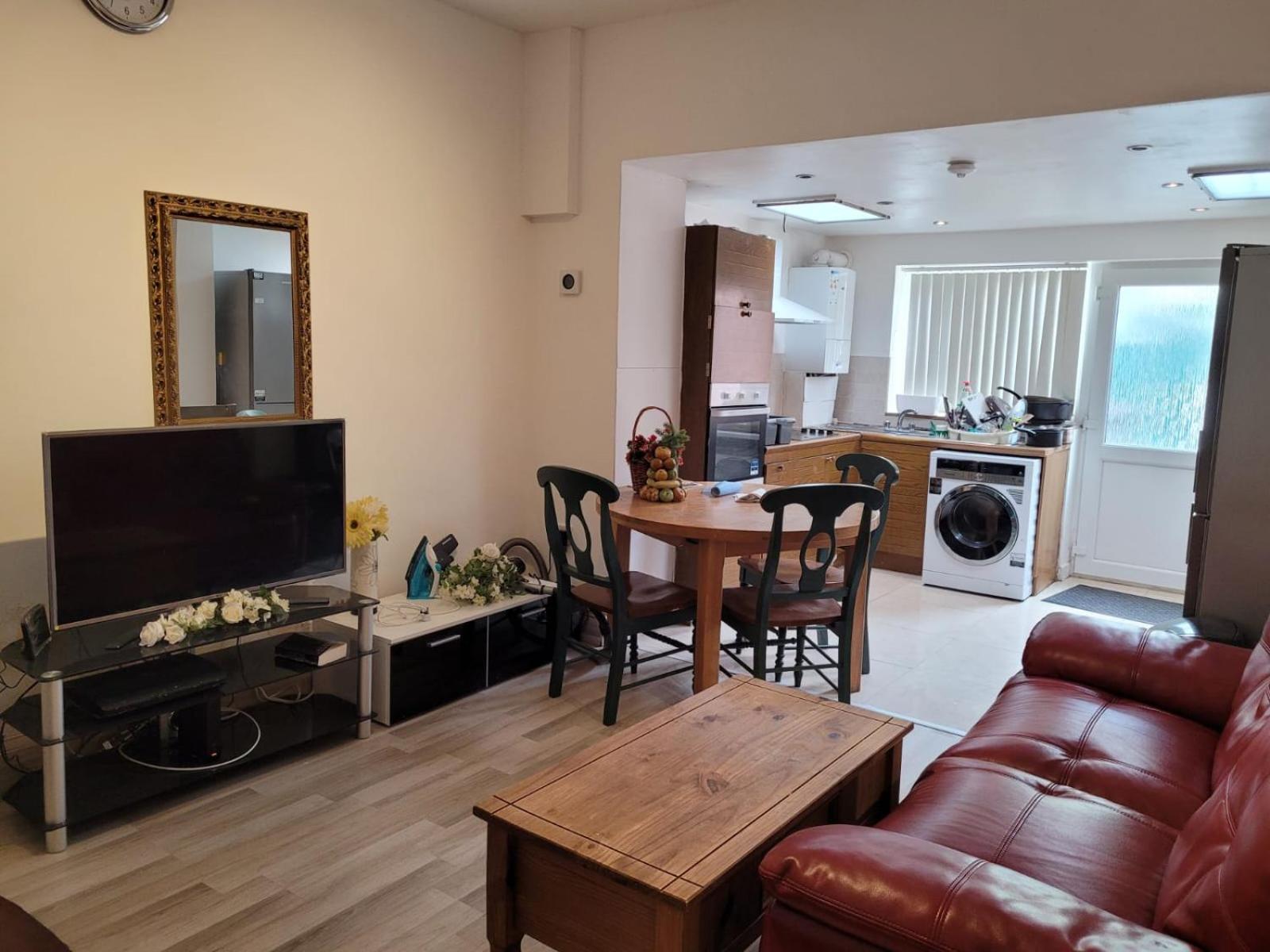 Double Bedroom Near Qmc Homestay *